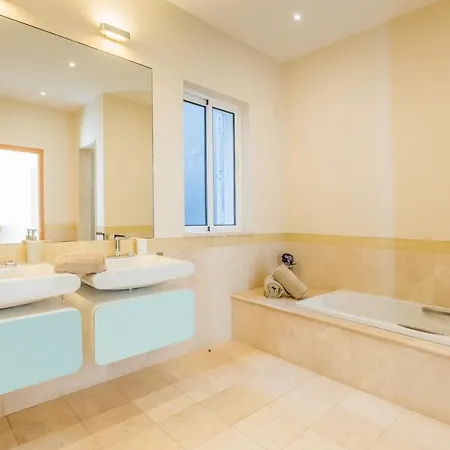 Villa La Terrasse By Hr Madeira * Funchal (Madeira)